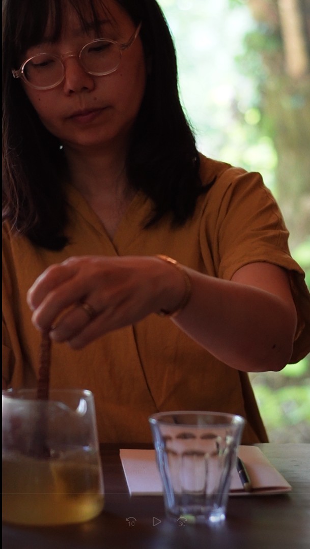 カモミールティーにカリ蜂蜜を加える様子