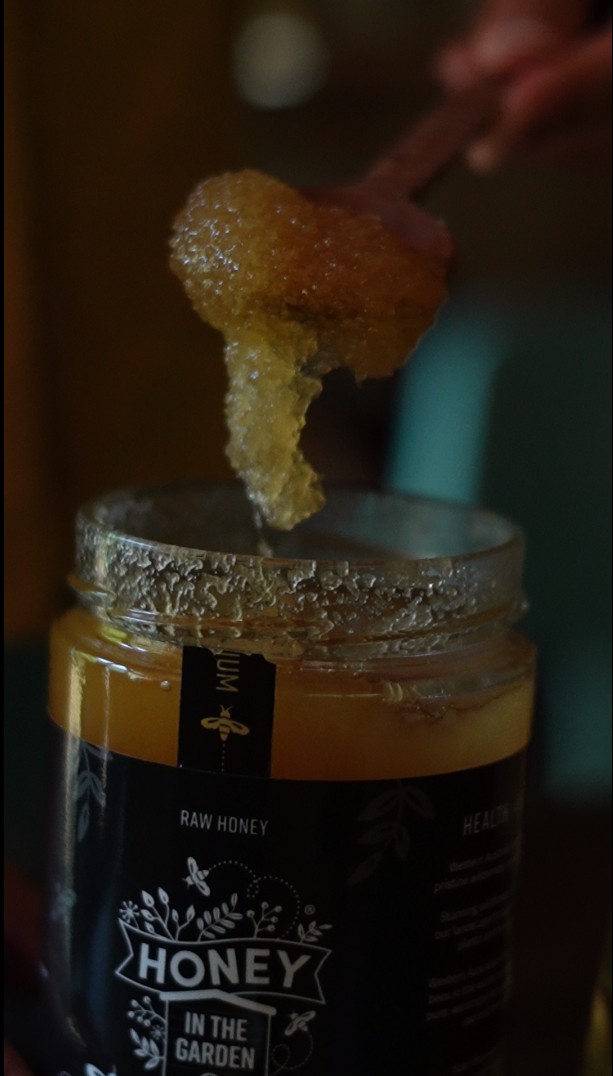 スプーンですくったカリ蜂蜜