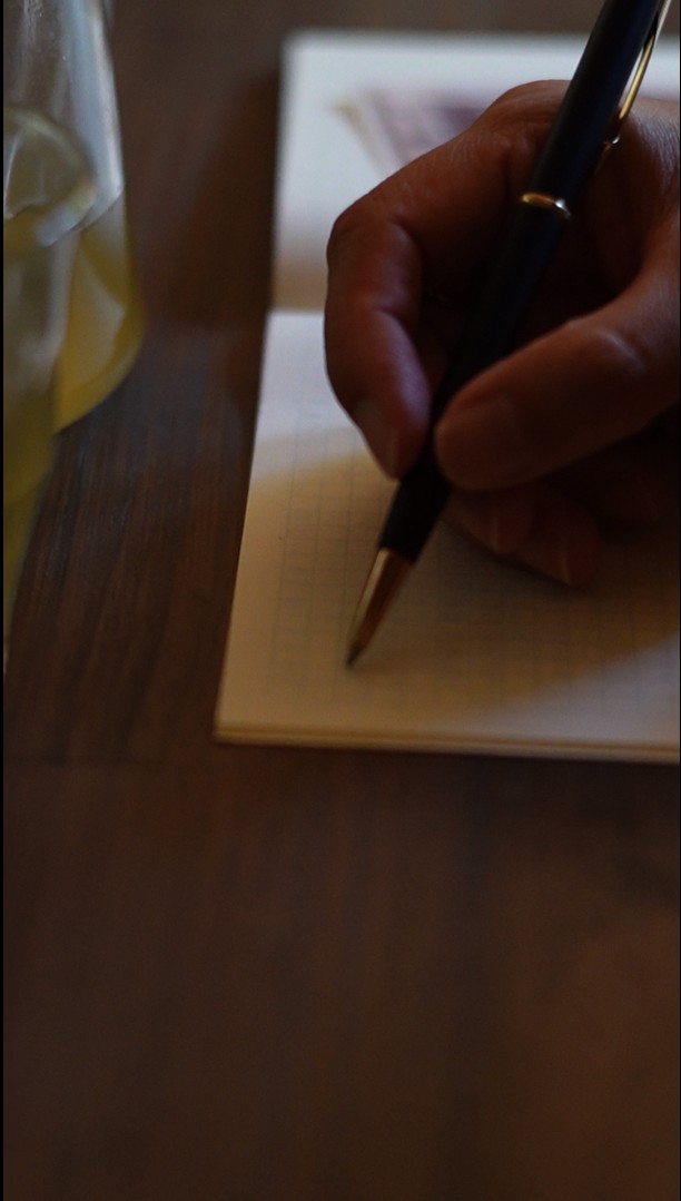 ジャーナリングの問いを書いたノート